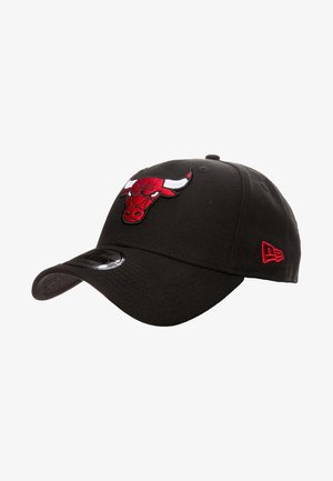 Cappellino da baseball nero in tessuto con logo di un toro ricamato in rosso sul fronte e un piccolo dettaglio rosso sul lato. Design con visiera curvata.