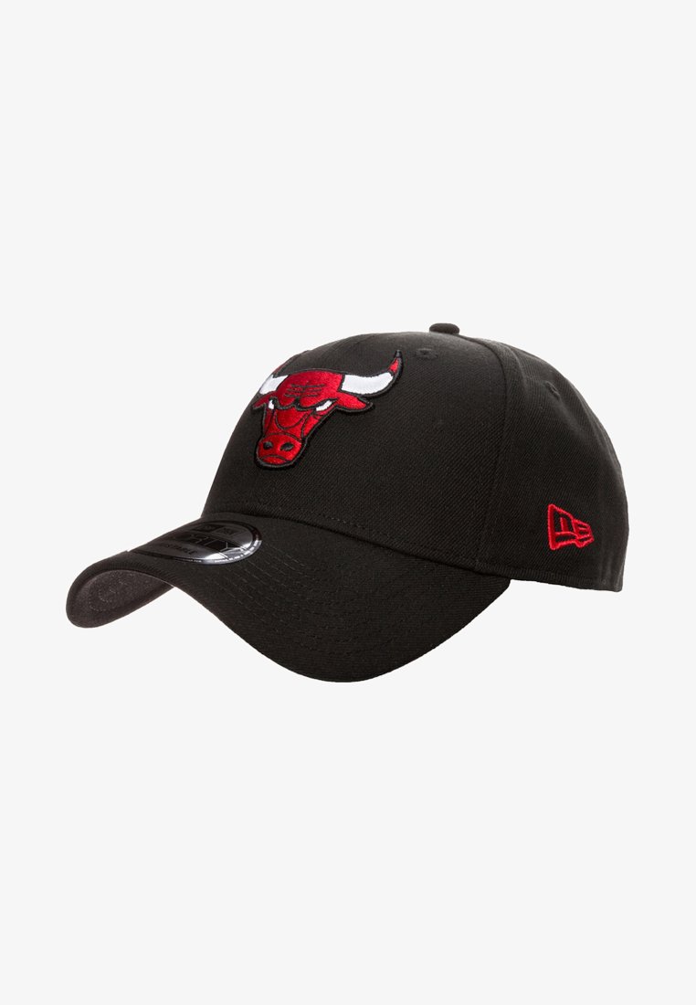Cappellino da baseball nero in tessuto con logo di un toro ricamato in rosso sul fronte e un piccolo dettaglio rosso sul lato. Design con visiera curvata.