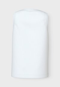 Top blanco sin mangas con textura suave, escote redondeado y detalles acanalados en los hombros. Diseño sencillo, sin patrones visibles.