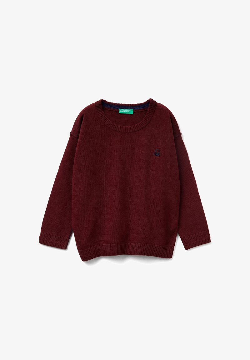 Maglione color bordeaux con scollo a girocollo, maniche lunghe, polsini e orlo a coste, e piccolo logo ricamato sul petto a sinistra.