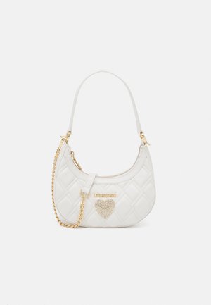Biała pikowana torebka na łańcuszku z złotym paskiem, złote logo "LOVE MOSCHINO" oraz ozdoba w kształcie serca wysadzana cyrkoniami.
