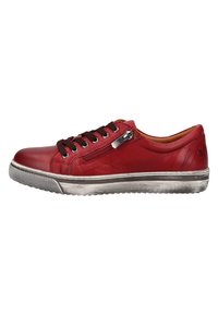 Rode leren sneakers met zwarte veters, zijrits en een gestructureerde rubberen zool. Heeft contrasterende stiksels en een afgerond te ontwerp.