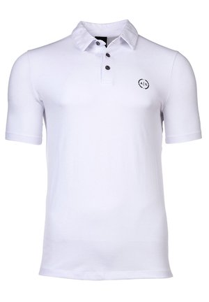 Biała koszulka polo z krótkim rękawem, zapięciem na guziki i małym czarnym, okrągłym logo na lewej piersi.