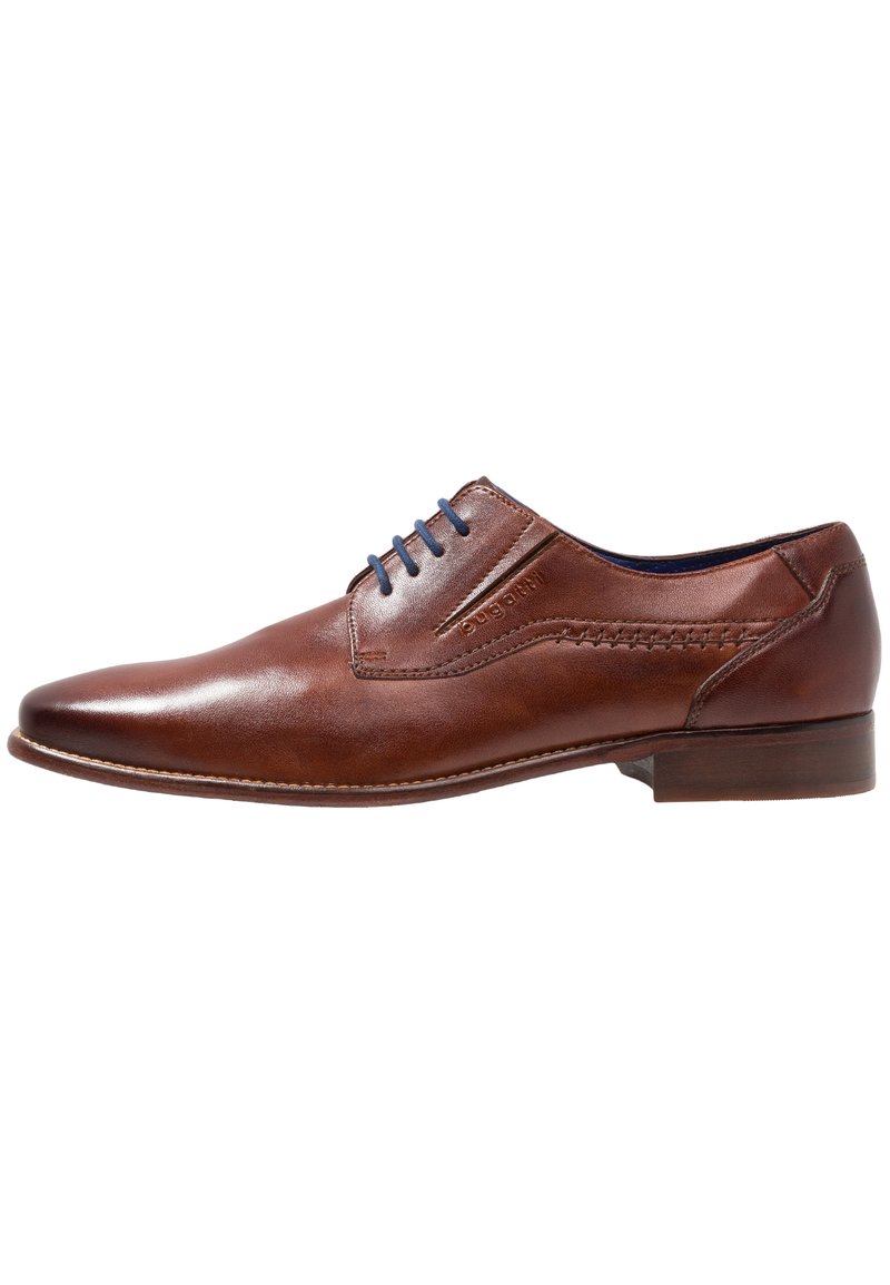 Chaussure habillée en cuir marron avec une finition lisse, bout pointu, lacets bleus et couture decorative sur le côté. Talon en bois bas.