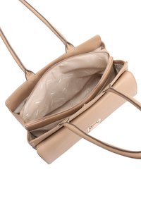 Sac à main en cuir beige avec deux longues anses. Comprend un compartiment principal zippé et un intérieur doublé avec un motif de logo en relief.