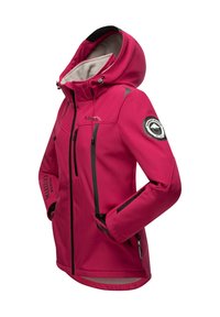 Crvena softshell jakna s kapuljačom, prednjim i rukavnim džepovima na zip, podesivim utezima i planinskim logotipom na ruci i prsima.