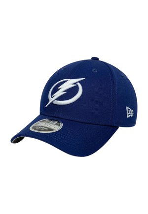 Blaues Baseballcap mit weißem Blitzlogo vorne und Markenlogo an der Seite, mit gebogenem Schirm und Aufkleber oben auf dem Schirm.