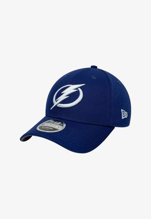 Blaues Baseballcap mit weißem Blitzlogo vorne und Markenlogo an der Seite, mit gebogenem Schirm und Aufkleber oben auf dem Schirm.