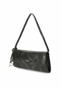 Schwarze Lederhandtasche mit Schlangenlederstruktur, einem langen Tragegurt, metallischen Akzenten und einem Klappverschluss mit einem Logo.