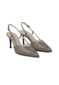 Tacchi a punta in vernice grigia con design a taglio, tacco a stiletto blu e cinturino regolabile alla caviglia.
