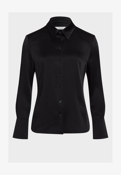 Camicia nera in satin con bottoni, maniche lunghe, colletto a punta e cuciture sulle spalle discrete; texture liscia con bottoni abbinati.