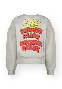 Szara bluza z bufkami, z grafiką żółtego słońca i napisem "SUNSHINE READY" w wyraźnej czerwieni. Krótka długość z ribbystym wykończeniem.
