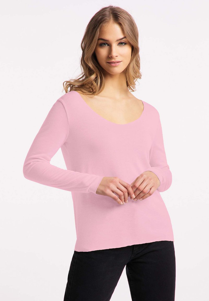Lange mouw, scoop-neck top in lichtroze, gemaakt van zacht materiaal. Beschikt over een ontspannen pasvorm met een rechte zoom en minimale stikdetails.