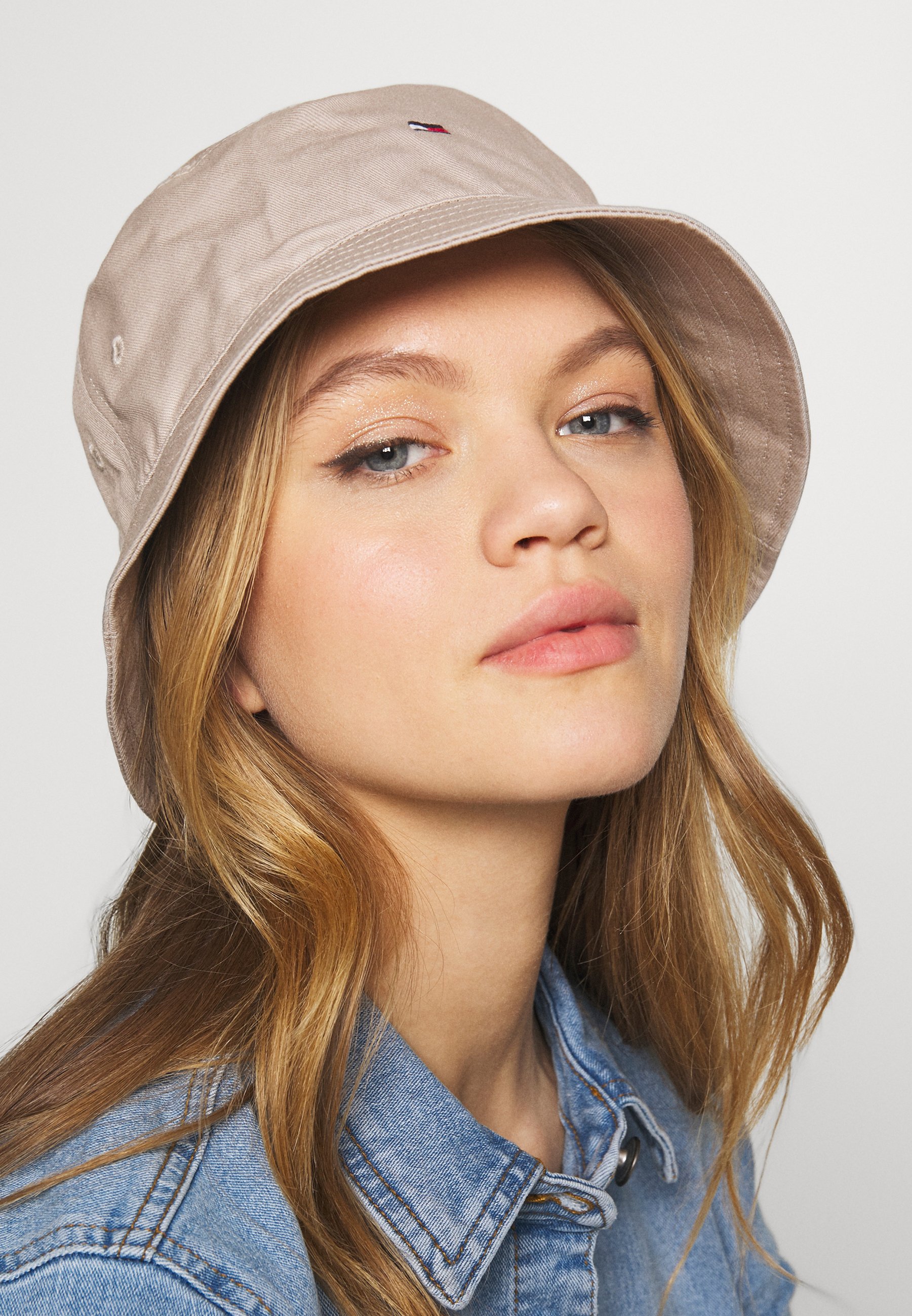 tommy hilfiger bucket hat