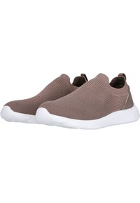 Bequeme Slippers aus hellbraunem Strickstoff mit strukturiertem Obermaterial, weißer Gummisohle und einer Zuglasche an der Ferse für ein einfaches An- und Ausziehen.