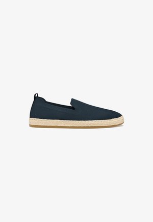 Scarpa senza lacci con tomaia in tessuto blu navy scuro, intersuola in juta intrecciata a contrasto e suola in gomma. Design minimalista con inserti elastici.