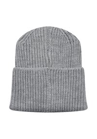 Grå stickad mössa med ribbat mönster, med en vikt kant och en slät, rundad topp. Inga synliga logotyper eller mönster.