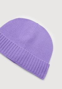 Beanie viola lavorato a maglia con orlo a coste. La texture è morbida e leggera, con una parte superiore liscia e cuciture uniformi.
