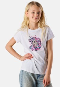 Valkoinen puuvillapaita, jossa on yksisarviskuva pinkillä ja sinisellä harjalla, mustalla ääriviivalla ja vaaleassa taustassa pinkkien tähtien ympäröimänä.
