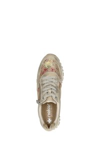 Beige sneaker met een gestructureerde bovenkant voorzien van multicolore stippen, vetersluiting, zijrits en een gewatteerde zool.