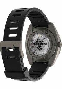 Montre Timex Expedition North avec bracelet en silicone perforé noir, boîtier en titane et mouvement automatique visible à travers le fond transparent.
