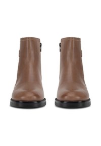 Brūni ādas potītes zābaki ar gludu tekstūru, noapaļotu purngalu un sānu rāvējslēdzēju, uz melna gumijas zoles.