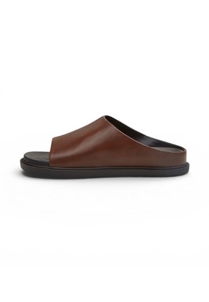 Sandalo aperto marrone in pelle con suola nera, design minimalista e tallone scoperto, mostrato da sinistra su sfondo bianco.