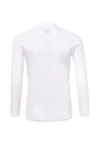 Camicia bianca a maniche lunghe realizzata in tessuto testurizzato. Presenta un collo a giro e una finitura liscia. La vista posteriore mostra un dettaglio del logo vicino al colletto.