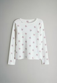 Biela košeľa s dlhým rukávom s kvetinovým vzorom, na ktorom sú malé ružové a šedé kvety, vyrobená z jemnej bavlny.