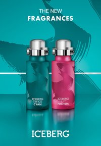 Två cylindriska doftflaskor: en cyan och en fuchsia. Varje flaska har ett silverlock och dekorativa stänkmönster. Bakgrunden är teal.