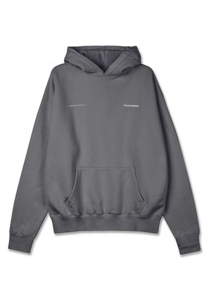 Sudadera gris con cordón, bolsillo frontal, puños y dobladillo de canalé. Presenta el texto "aroma de verano" y "PEGADOR" en colores contrastantes.