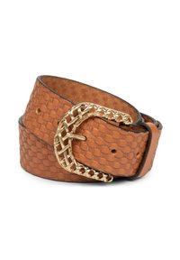 Geweven tan leren riem met een goudkleurige gesp die een lattice-ontwerp heeft, een gladde textuur en zwarte afwerking langs de randen.