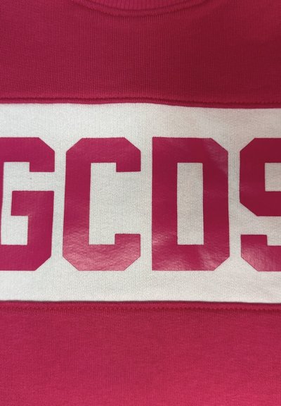 Rotes und weißes Sweatshirt mit kräftigen pinkfarbenen Buchstaben, die "GCDS" quer über der Brust buchstabieren, strukturierter Stoff und Rundhalsausschnitt.