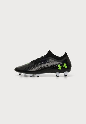 Zwarte voetbalschoen met gestructureerd bovenwerk, neon groen Under Armour-logo, zwarte veters en witte noppen op de zool tegen een witte achtergrond.