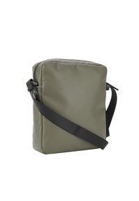 Borsa a tracolla verde oliva realizzata in materiale sintetico testurizzato, con chiusura superiore a cerniera e tracolla nera regolabile. Forma quadrata.