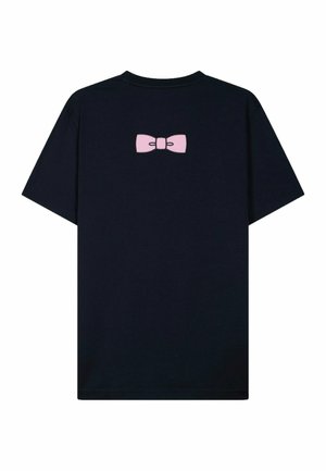 T-shirt noir à manches courtes avec un petit motif de nœud rose centré sur le haut du dos, juste en dessous de l'encolure.