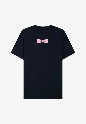 T-shirt noir à manches courtes avec un petit motif de nœud rose centré sur le haut du dos, juste en dessous de l'encolure.