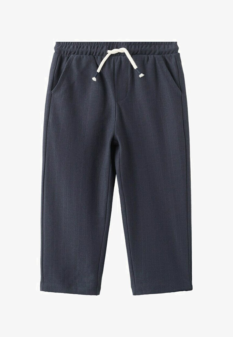 Pantalon en tricot gris foncé avec taille élastique, cordon blanc et poches latérales, présenté sur fond blanc.