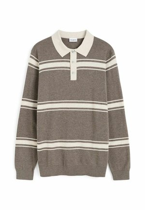 Pitkähihainen ruskea neulottu pooloneule valkoisilla vaakaraitoja ja valkoinen napillinen kaulus.