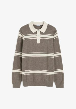 Pitkähihainen ruskea neulottu pooloneule valkoisilla vaakaraitoja ja valkoinen napillinen kaulus.