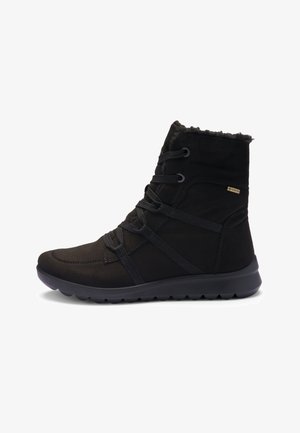 Schwarzer Winterstiefel in halblanger Länge mit dicker Sohle, Schnürdesign, Fleecefutter und Gore-Tex-Label an der Seite für wasserdichten Schutz.