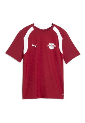 Rød sportstrøje med korte ærmer, hvide skulderpaneler, Puma-logo på højre bryst og RB Leipzig fodboldklubmærke på venstre bryst.