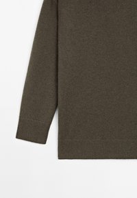 Hnědý pletený svetr s dlouhými rukávy, vroubkovanými manžetami a spodním lemem, s jemnou texturou a jednoduchým, rovně střiženým designem.