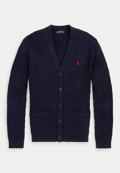 Tengerészkék kötött fonott mintás kardigán V-nyakkivágással, öt gombbal, két elülső zsebbel és piros hímzett Polo Ralph Lauren logóval a mellrészen.