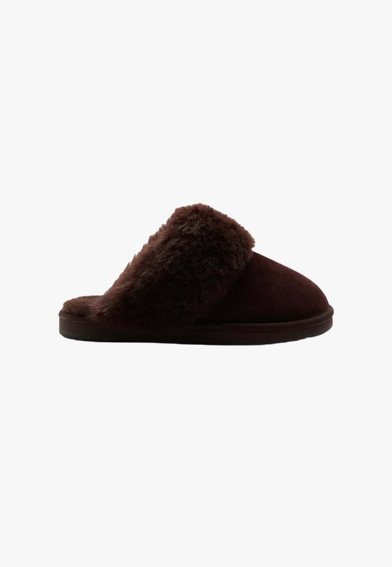 Zapatillas de ante marrón con una banda superior de pelaje suave y un diseño de punta redondeada. La suela es plana con una textura sutil.