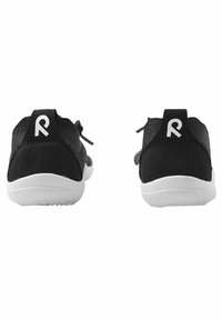 Sneakers neri con texture, suola bianca, dotati di un sistema di lacci ad anello e accenti del logo sul tallone.