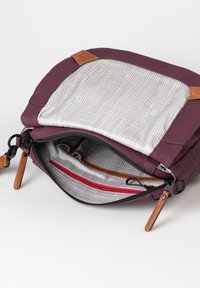 Paarse leren tas met een grijze geruit interieur, voorzien van een rode ritszak en bruine leren accenten. Open met ruime compartimenten.