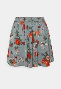Jupe plissée florale en tissu gris clair, ornée de motifs rouges, roses et verts. Taille élastique avec une coupe décontractée.