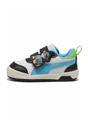 Zapatilla para niño pequeño en blanco, azul y verde con detalles en negro, con tiras de velcro y un personaje de perro de dibujos animados en la tira superior.