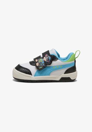 Hvid, blå og grøn småbørns sneaker med sorte accenter, med velcrolukninger og en tegneseriehund på den øverste rem.